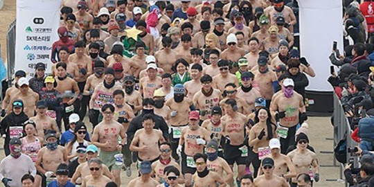 5일 오전 대구 두류공원 2·28 자유광장에서 열린 2025 전국 새해 알몸마라톤대회에서 참가자들이 출발하고 있다.<연합뉴스>